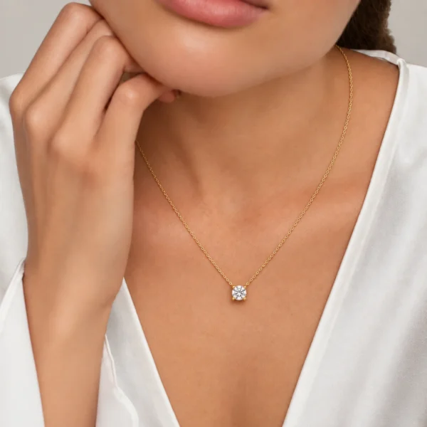 birkarattektaşkolye Joss Diamonds 1 karat tektaş pırlanta kolyenin model üzerinde görünümü
